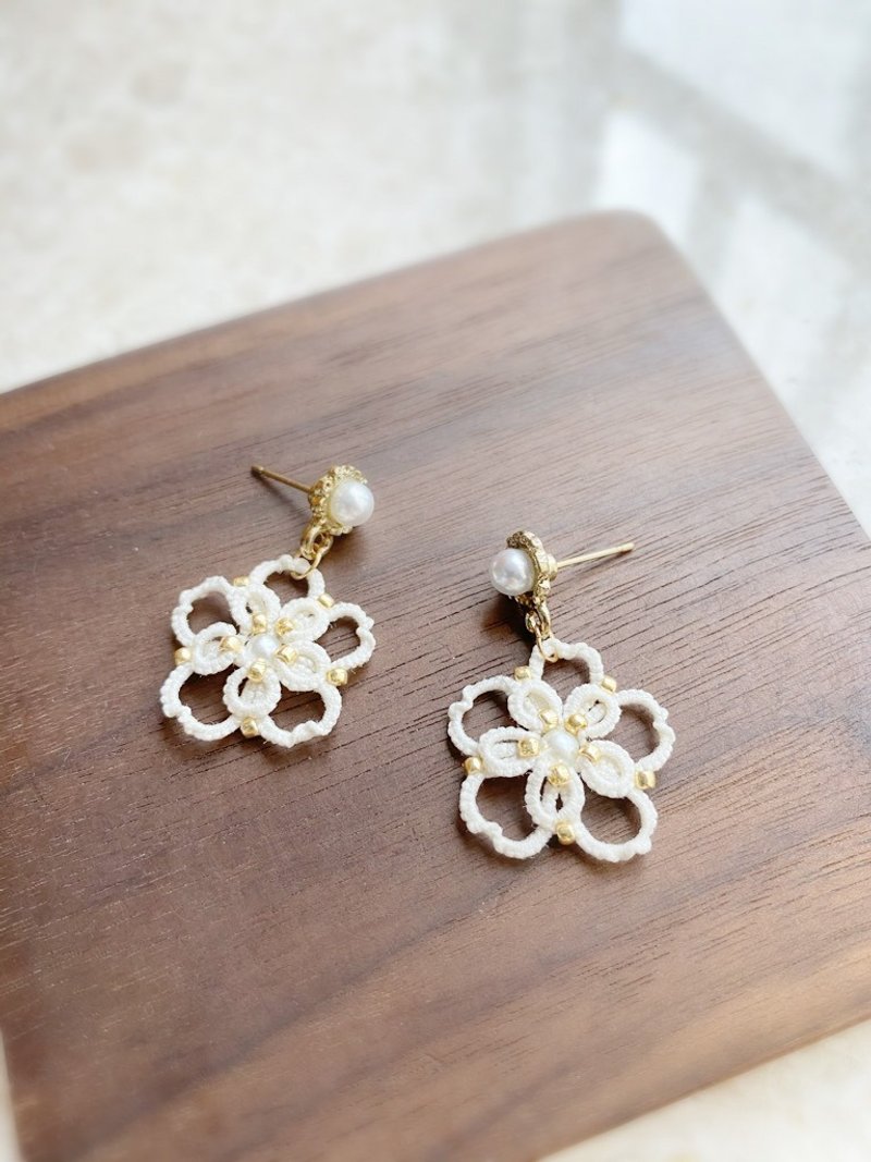 手工米白櫻花耳環 Tatting earrings 櫻花 耳針 耳鈎 耳環 梭織 - 耳環/耳夾 - 棉．麻 白色