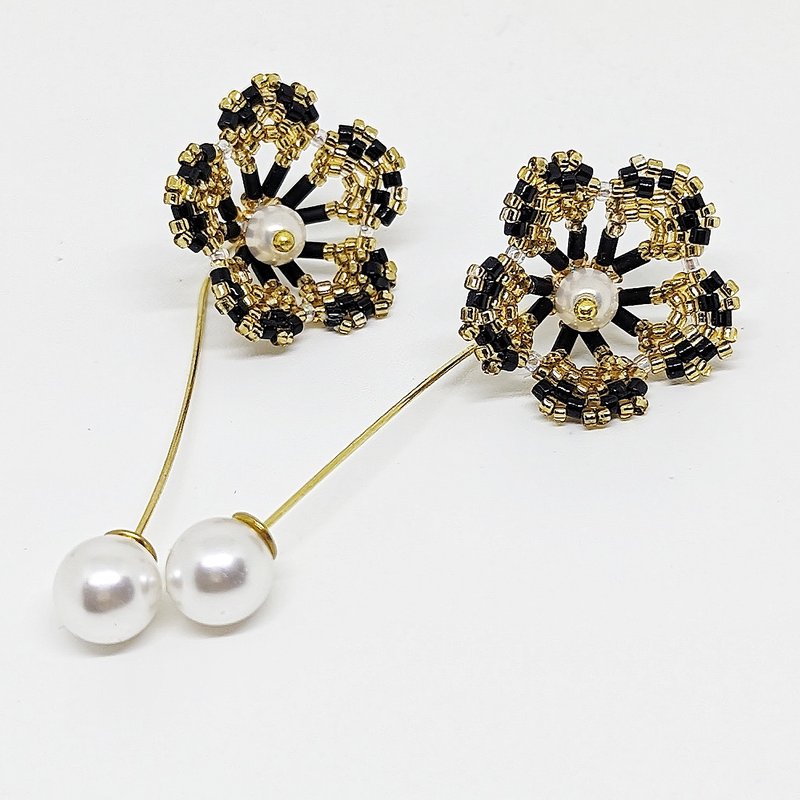 Beaded Flower Earrings Small Dangle Earrrings Dainty Bead Woven Earrings - ต่างหู - วัสดุอื่นๆ สีดำ