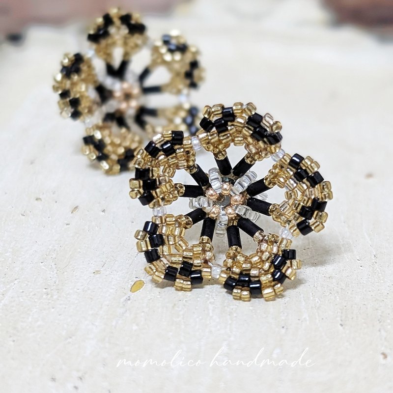 Beaded Flower Earrings Small Dangle Earrrings Dainty Bead Woven Earrings - ต่างหู - วัสดุอื่นๆ สีดำ