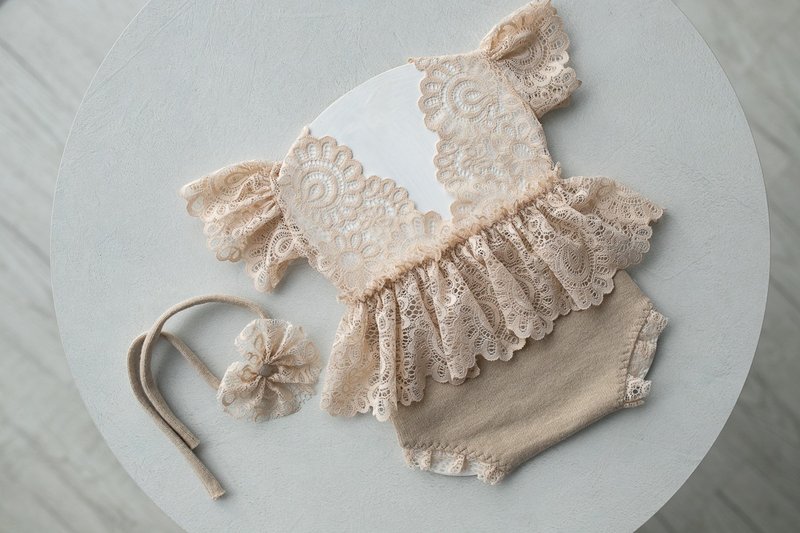 Beige bodysuit for newborn girls: the perfect outfit for a little girl - เครื่องประดับ - โลหะ สีกากี