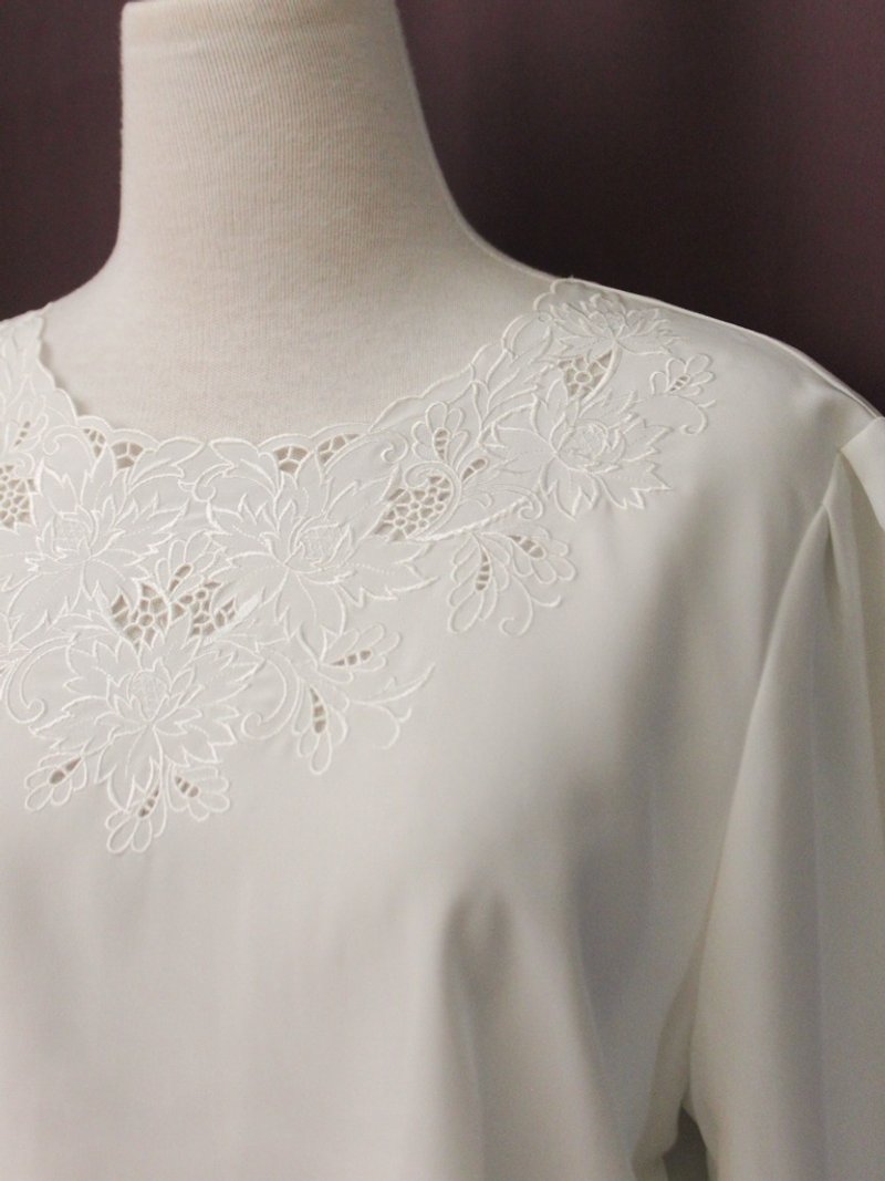 復古日本製典雅胸口花朵鏤空刺繡圓領寬鬆白色長袖古著襯衫 - 恤衫 - 聚酯纖維 白色