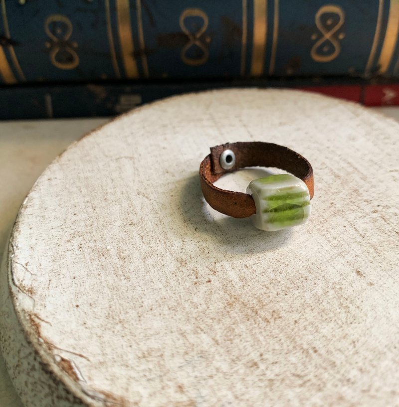 Ring Japanese white porcelain, natural glaze color, infinite, not greasy tones, real leather design grade - แหวนทั่วไป - เครื่องลายคราม 