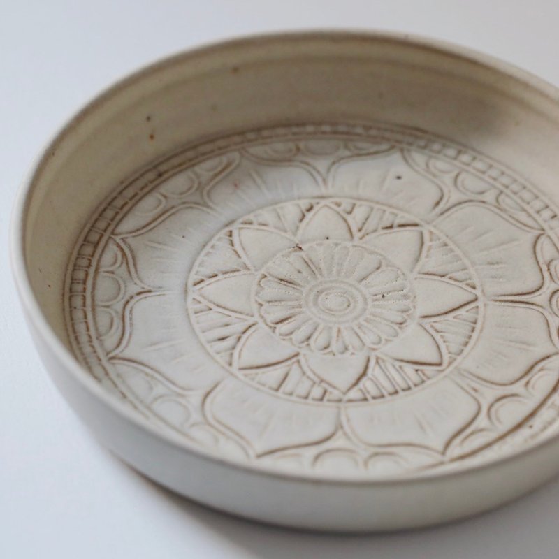 【客製預訂】曼陀羅 陶瓷擺件 (神聖幾何圖騰) Mandala - 盤子/餐盤/盤架 - 陶 白色