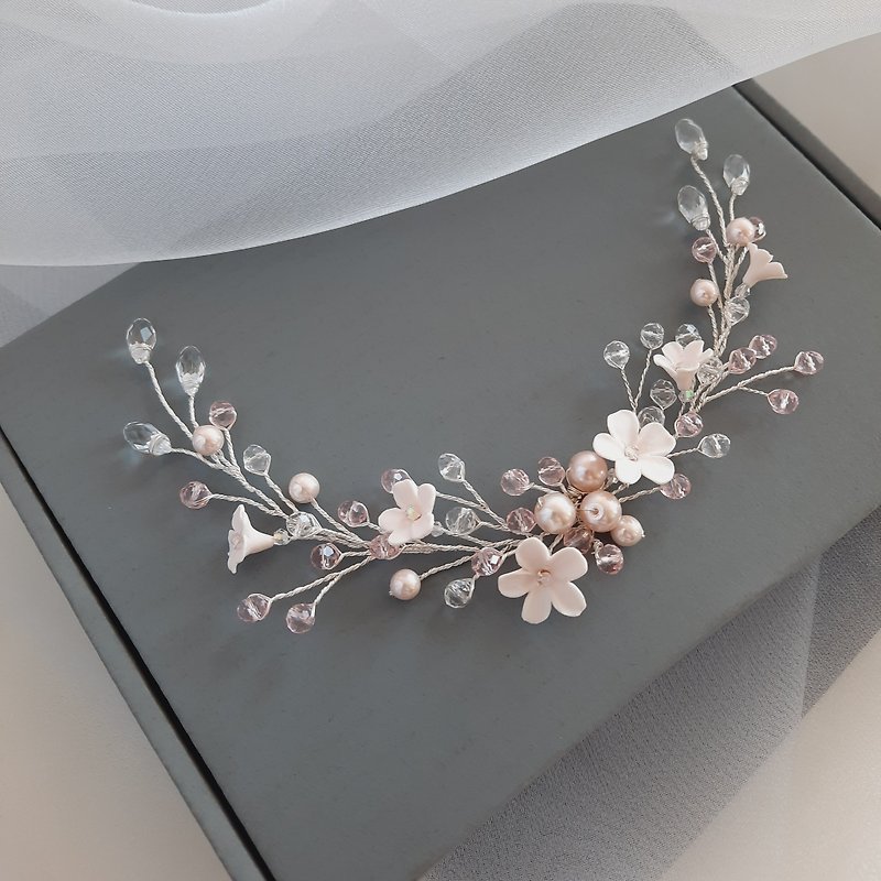 Blush pearl flower hair vine, Bridal back wreath and earrings - เครื่องประดับผม - ดินเหนียว 