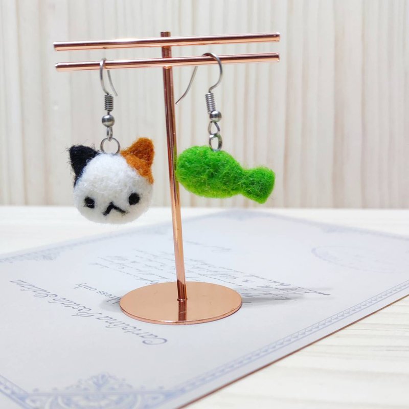 Three-flower cat and small fish wool felt aluminum wire Clip-On earrings - ต่างหู - ขนแกะ หลากหลายสี