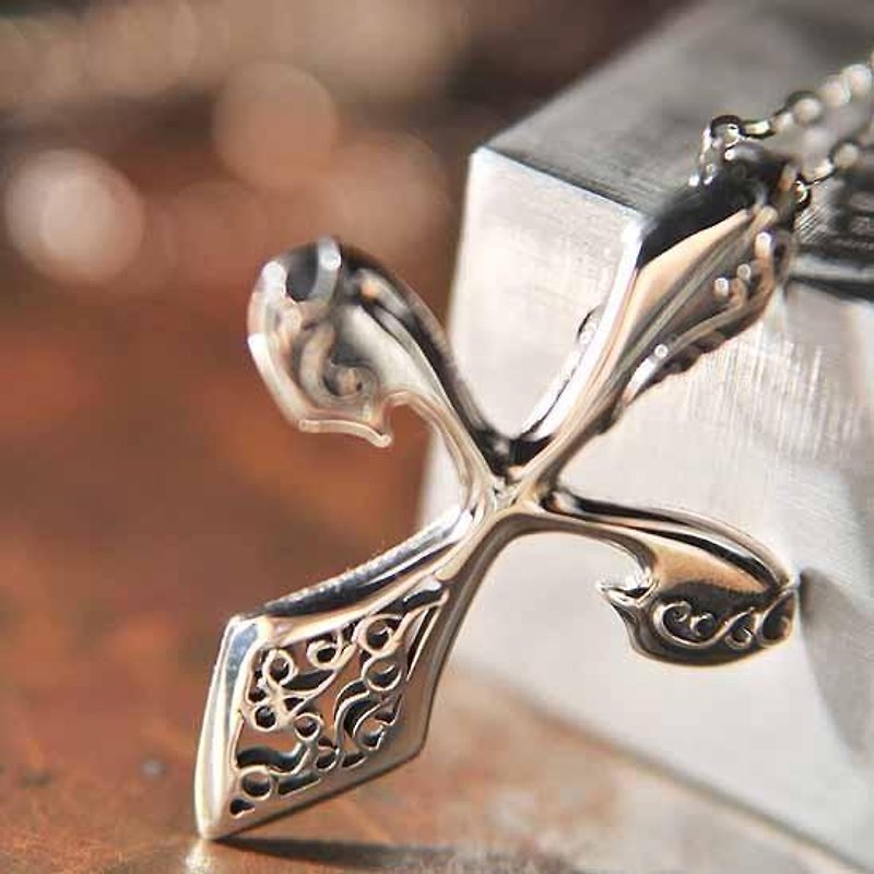 Cross pendant with two types of arabesque technique - สร้อยคอ - โลหะ สีเงิน