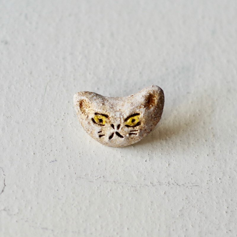 Crescent moon Cat pin - Brooches - Pottery White