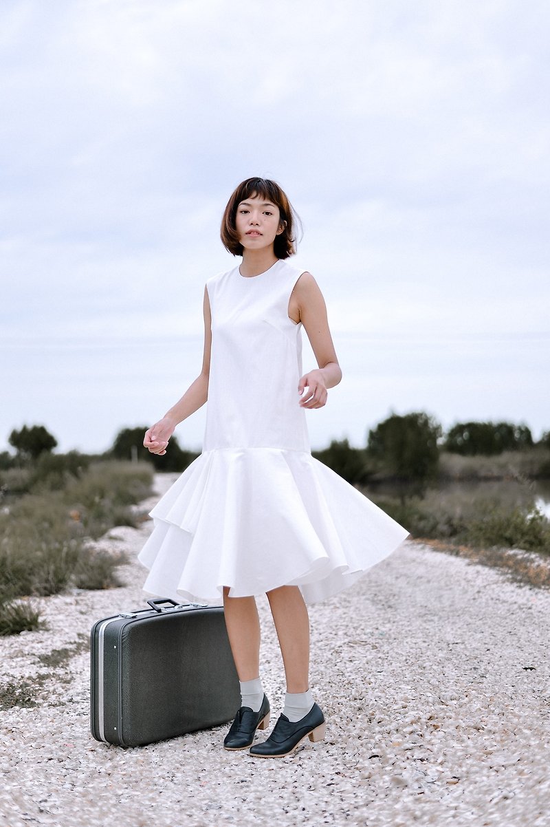 Mani Mina White Mini Dress Frill Skirt. - ชุดเดรส - ผ้าฝ้าย/ผ้าลินิน 