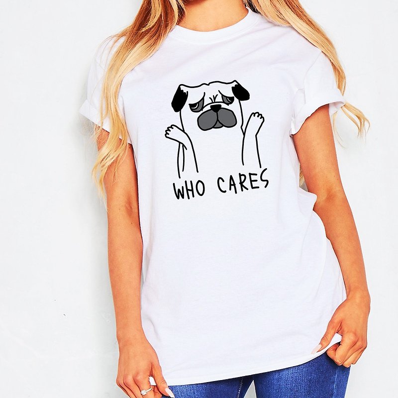 Who Cares Pug unisex white t shirt - เสื้อยืดผู้หญิง - ผ้าฝ้าย/ผ้าลินิน ขาว