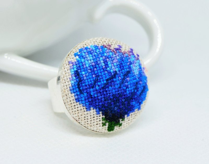 藍色花朵刺繡戒指十字繡自然首飾手工製作的女士花卉禮物 - 戒指 - 繡線 藍色