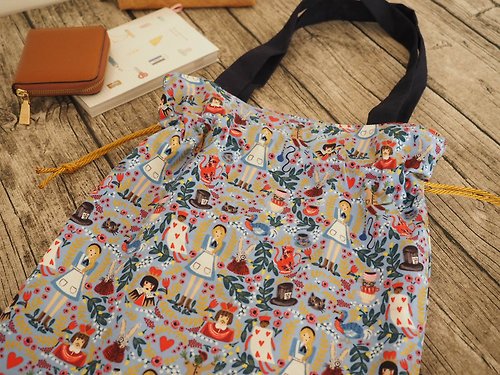 sunflowercorsage 英國製作 粉藍愛麗絲夢遊仙境 手挽側揹索繩袋 側背包
