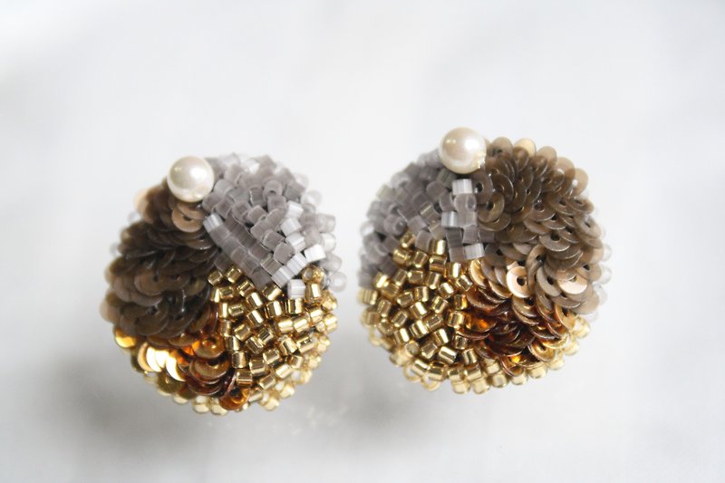 Embroidered earrings amber - ต่างหู - วัสดุอื่นๆ สีทอง