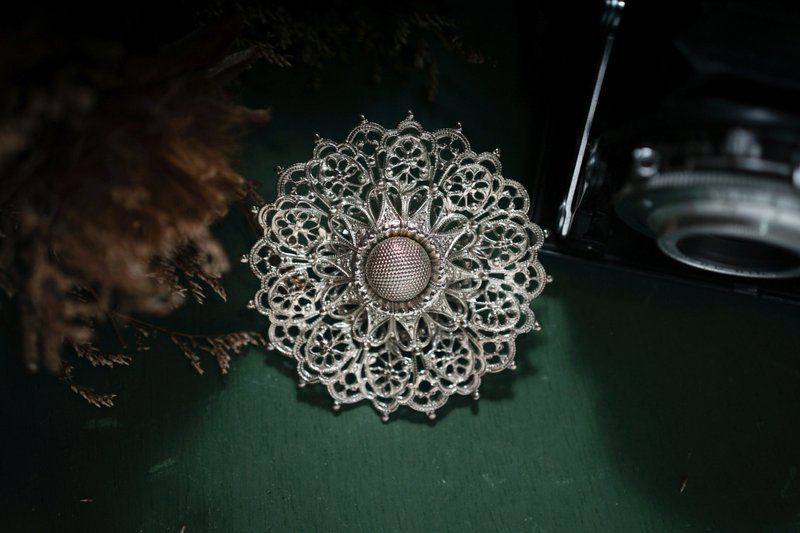 【老飾品/西洋老件】VINTAGE巴洛克風格銀色花圈古著胸針 - 心口針/胸針 - 其他金屬 銀色