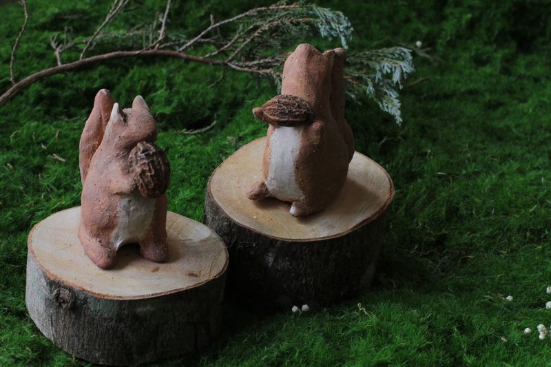 1 pair of hand-kneaded ceramic squirrel figurines - Items for Display - Pottery Brown