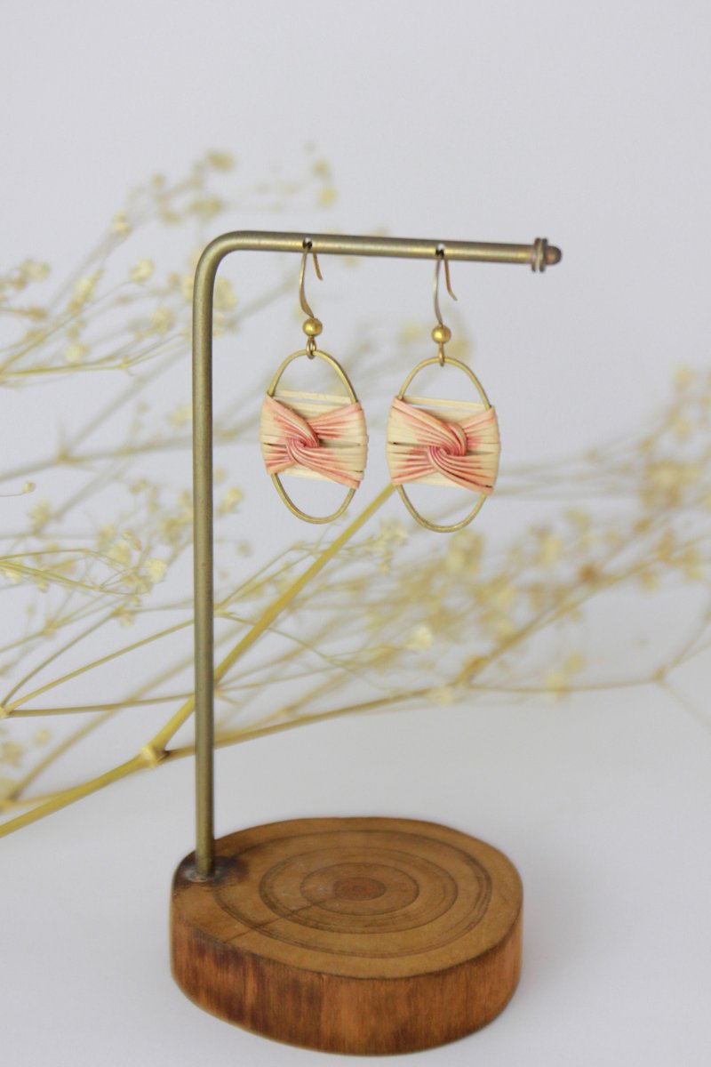 Handmade Earrings-River Series/Handmade rattan brush-dyed [apricot powder] - ต่างหู - ทองแดงทองเหลือง สึชมพู