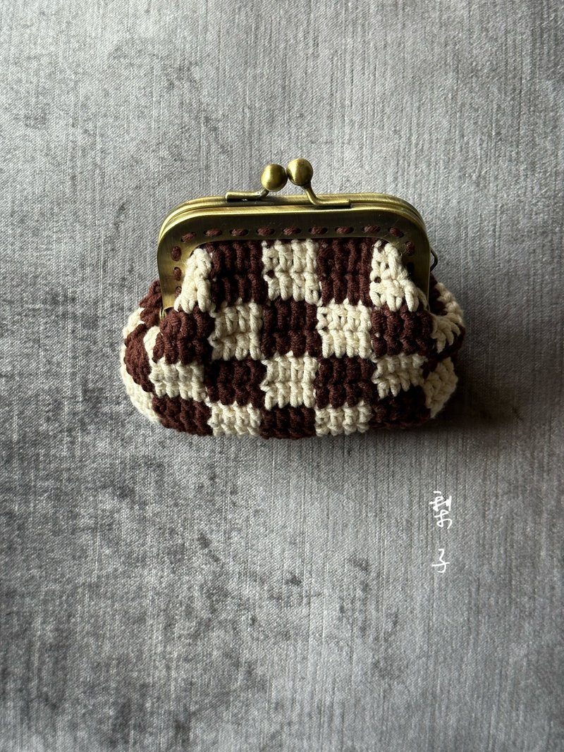 Mother's Day gift pear design single product pure hand-woven checkerboard clutch bag kiss lock bag - กระเป๋าเครื่องสำอาง - ผ้าฝ้าย/ผ้าลินิน 