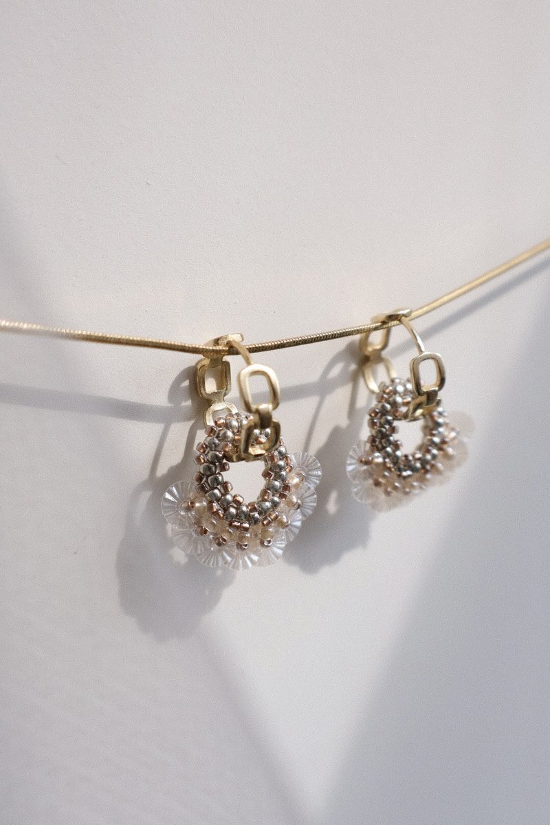 Sparkling earrings braided earrings simple hoop Japanese beads sequins Japanese style - ต่างหู - ทองแดงทองเหลือง สีทอง