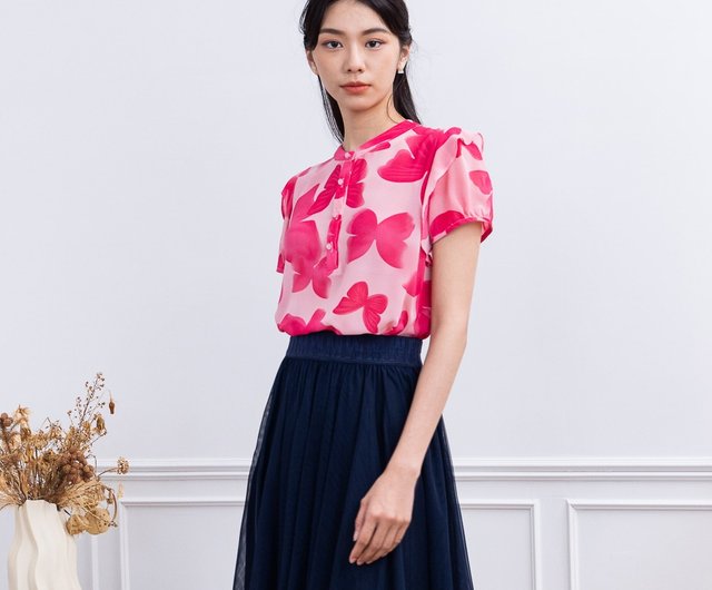 【新品】M.&KYOKO カラフル模様のトップス　ピンク　半袖 MEDUSA】ショッキングピンク蝶柄シフォントップス(M～2L