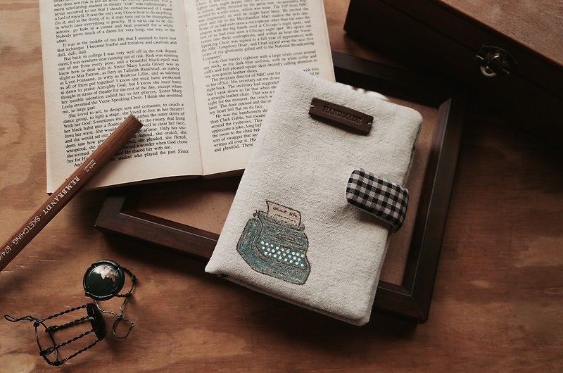 Hand-painted typewriter passport holder - ที่เก็บพาสปอร์ต - ผ้าฝ้าย/ผ้าลินิน ขาว