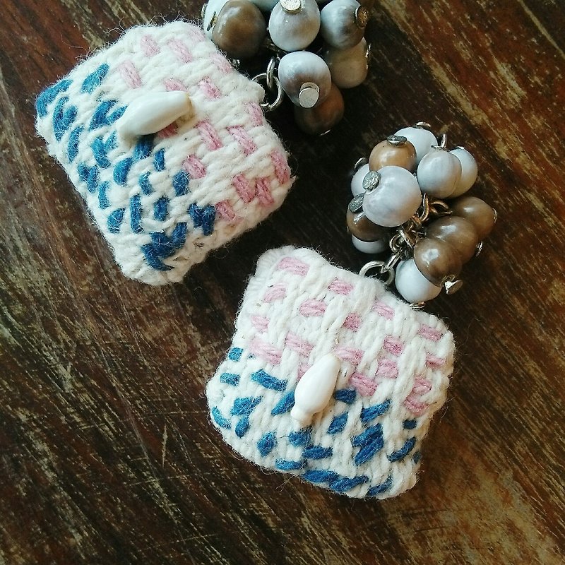 Square embroidery earrings / natural white / hand-woven cloth Juzudama job's tears - Earrings & Clip-ons - Cotton & Hemp White