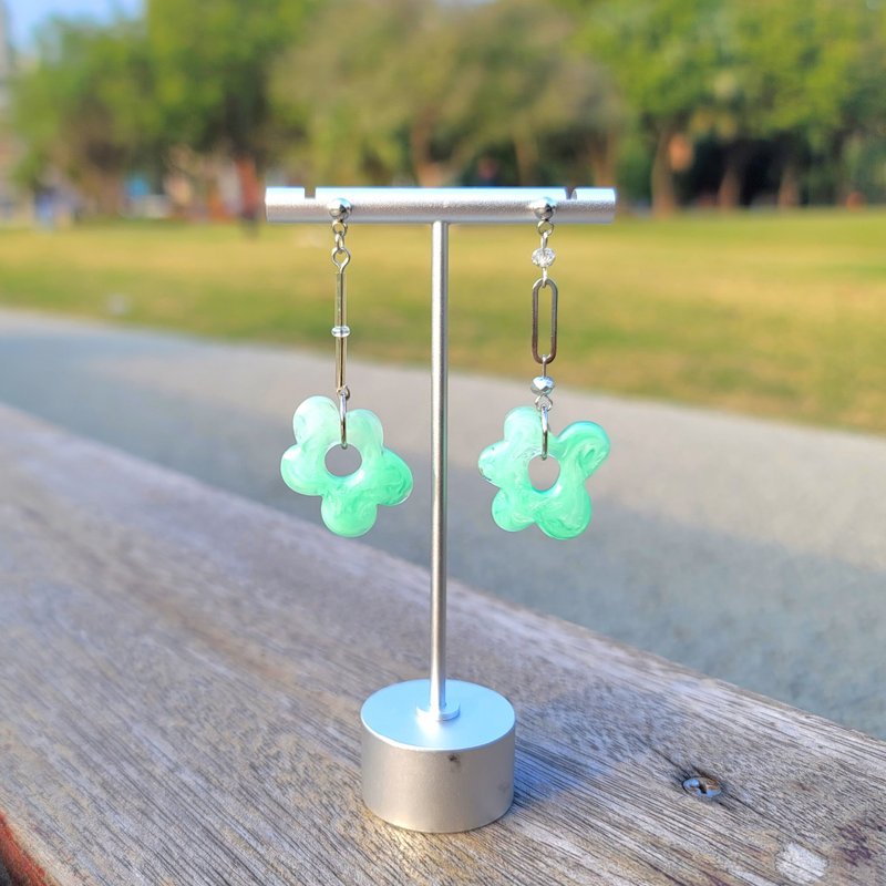 String flower handmade earrings hand-dyed No.9 so dazzling - ต่างหู - สแตนเลส สีเขียว