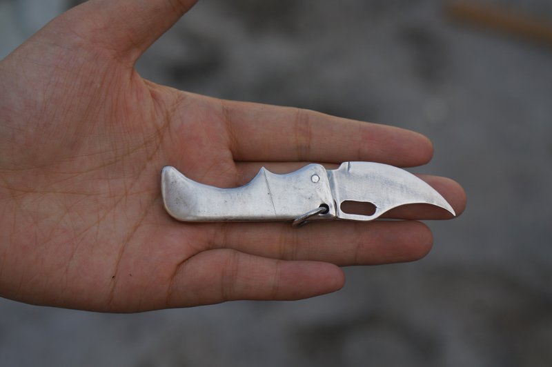 溪山手作】手工純銀折疊男士小刀吊墜擺件 - 吊飾/掛飾 - 銀 