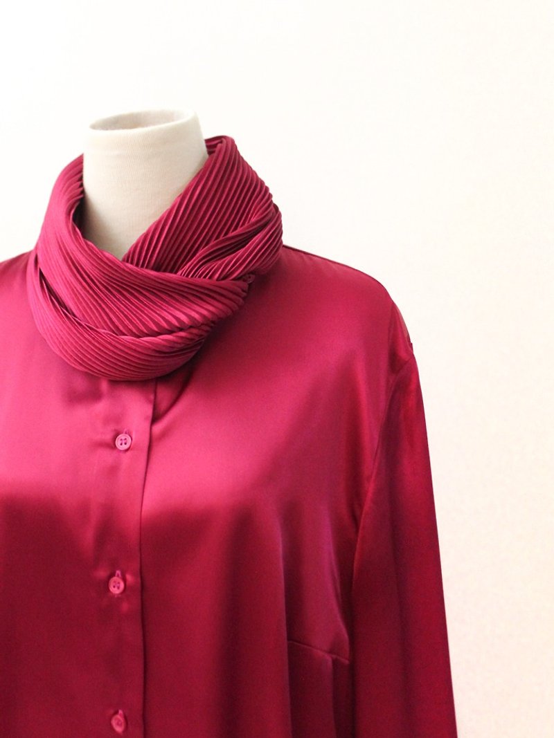 Vintage European flamboyant special cut red long sleeve vintage shirt - เสื้อเชิ้ตผู้หญิง - เส้นใยสังเคราะห์ สึชมพู