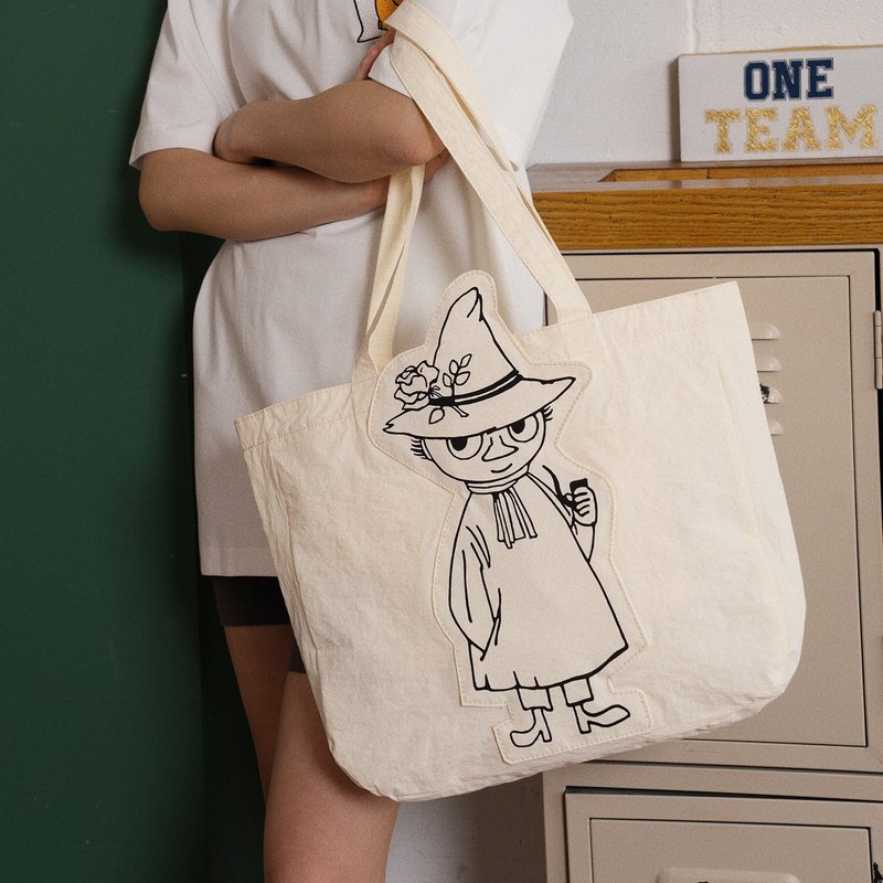 【Pinkoi x Moomin】3D Cut Tote Bag | Lightweight Water-Resistant Nylon Snufkin - Messenger Bags & Sling Bags - Nylon White