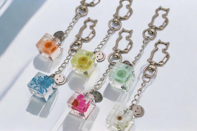 Ice cube flower keychain - ที่ห้อยกุญแจ - เรซิน หลากหลายสี