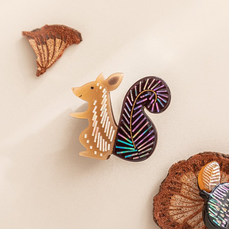 Tiny Little Squirrel, Mother-of-pearl Brooch - เข็มกลัด - อะคริลิค สีนำ้ตาล