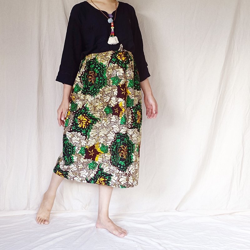 BajuTua / ancient / green flower African batik skirt - Skirts - Cotton & Hemp Green