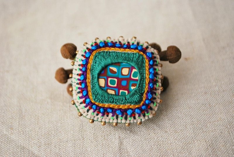 柄のパーツを刺繍で包み込んだ大きめ四角のポニーフック - 髮夾/髮圈 - 繡線 多色