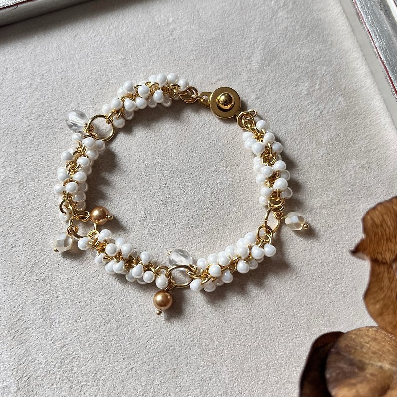 Flower Sprinkle Circle Bracelet (#2 Cream) Glass Bead Bracelet Original Handmade Jewelry - Bracelets - Glass White