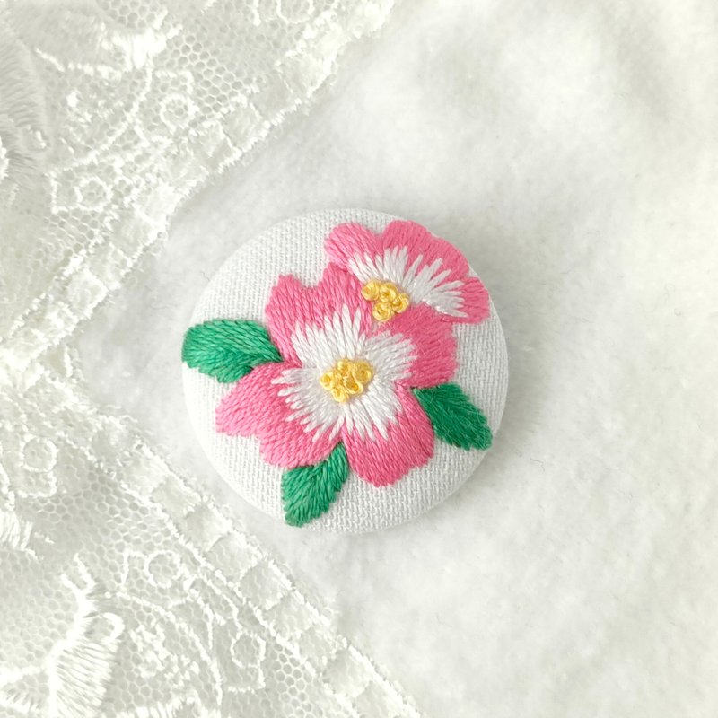 ハナミズキの刺繍ブローチ　花水木 - 胸針 - 棉．麻 粉紅色