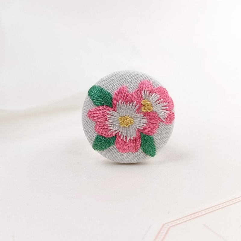ハナミズキの刺繍ブローチ　花水木 - ブローチ - コットン・麻 ピンク