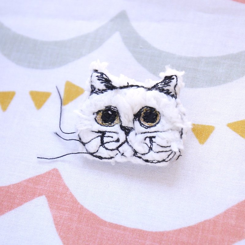 Plush cloth embroidered white cat brooch - Brooches - Polyester White