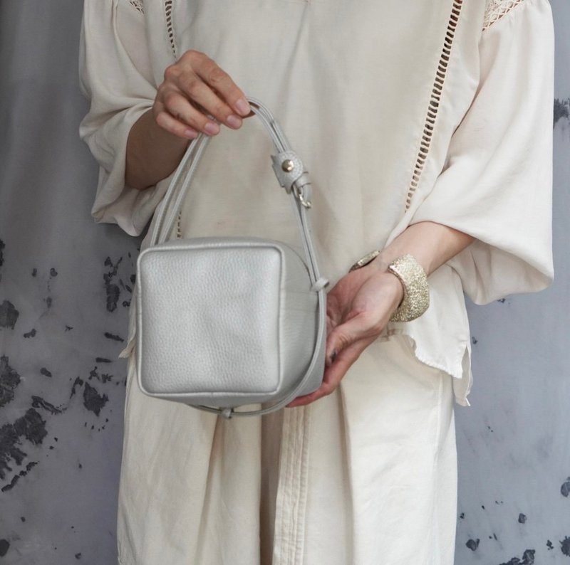 Cube Pochette ・2-Way Function with Interior Key Holder #ice silver - กระเป๋าแมสเซนเจอร์ - หนังแท้ สีเงิน