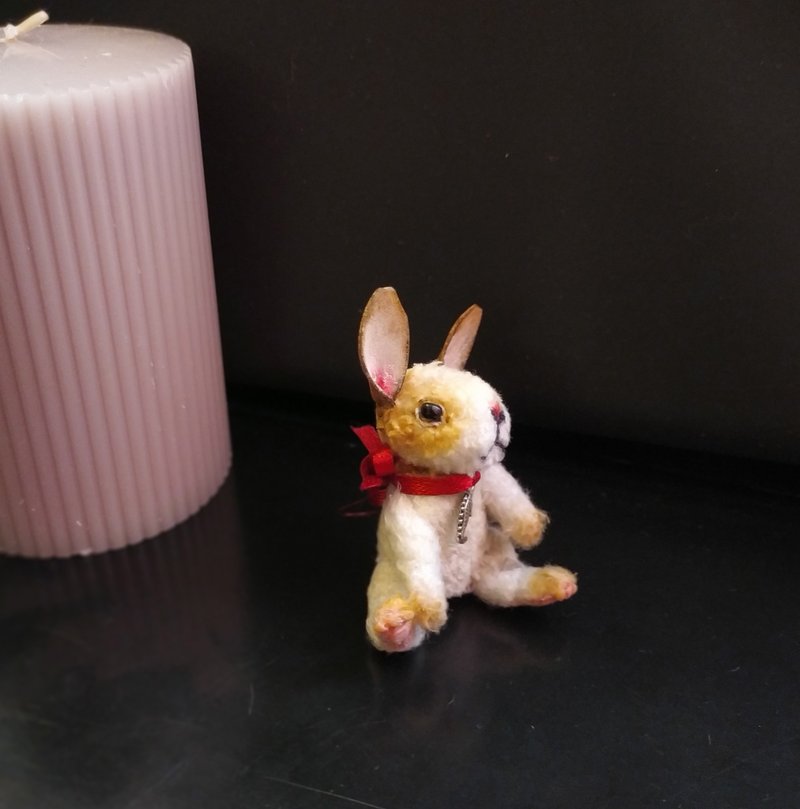 Miniature knitted collectible figurine of the teddy rabbit  amigurumi cute toy - ตุ๊กตา - ขนแกะ สีทอง