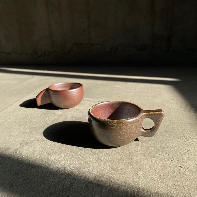 Wood-fired pottery/Mini Mark coffee cup, hand-drawn and unglazed/Upward and downward design handle cup - Mugs - Pottery Brown