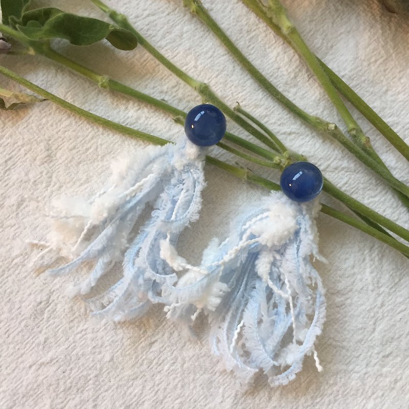 Furry Earrings [Poppuppies] Series-Blue and white round blue earrings with fluffy white and blue two-color wool dangling cute earrings romantic [ear acupuncture / Clip-On] - Earrings & Clip-ons - Polyester Blue
