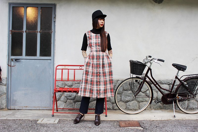 F3014 [Vintage dress] white checkered red-breasted double pocket cotton sleeveless vintage dress (Kyoto Japan) - ชุดเดรส - ผ้าฝ้าย/ผ้าลินิน สีแดง