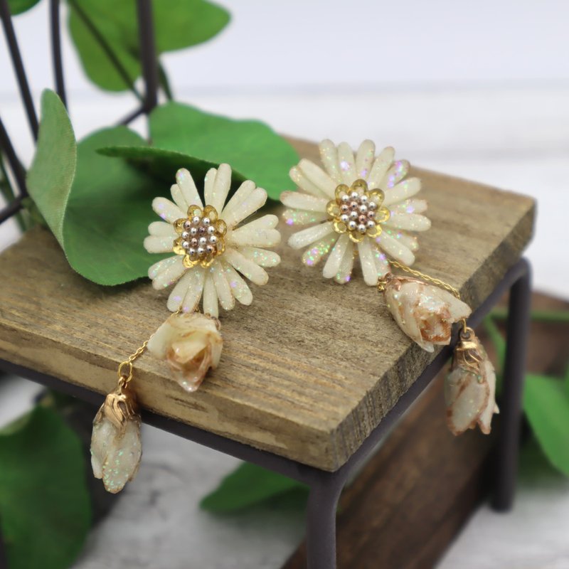 大器晚成 手工花卉耳環 : 白百合色 ( 針式/夾式 ) - 耳環/耳夾 - 其他人造纖維 白色