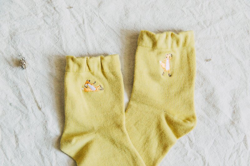 My socks have foxes - mustard yellow │ embroidered cotton socks - ถุงเท้า - ผ้าฝ้าย/ผ้าลินิน สีเหลือง