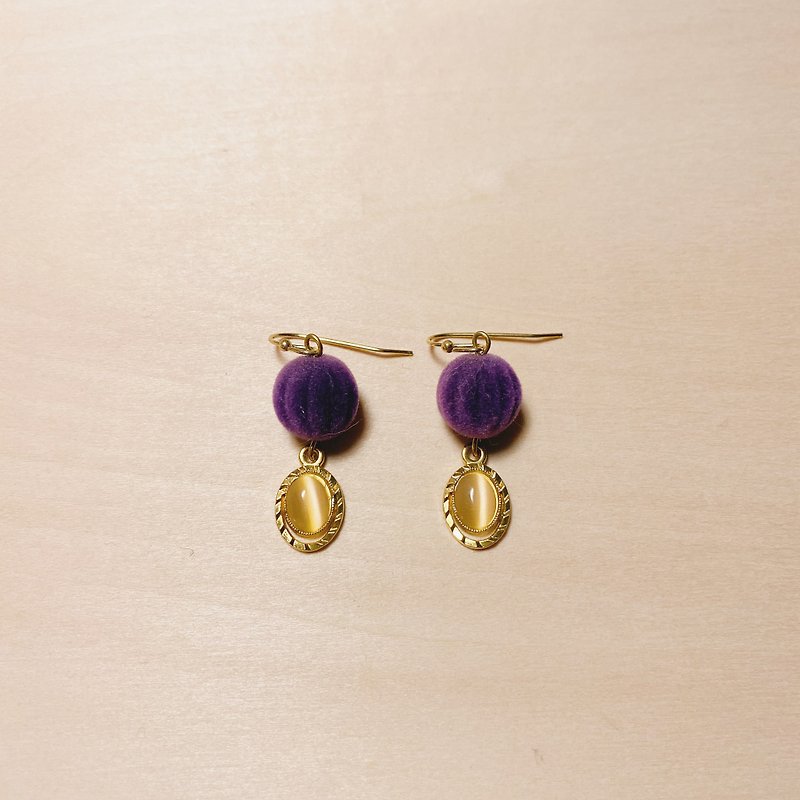 Vintage cat eye purple pumpkin pompom earrings - ต่างหู - เรซิน สีม่วง