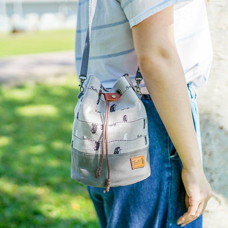 Walk the front line side back drawstring bucket bag (moon gray) exchange gifts/Christmas gifts - Messenger Bags & Sling Bags - Cotton & Hemp Gray