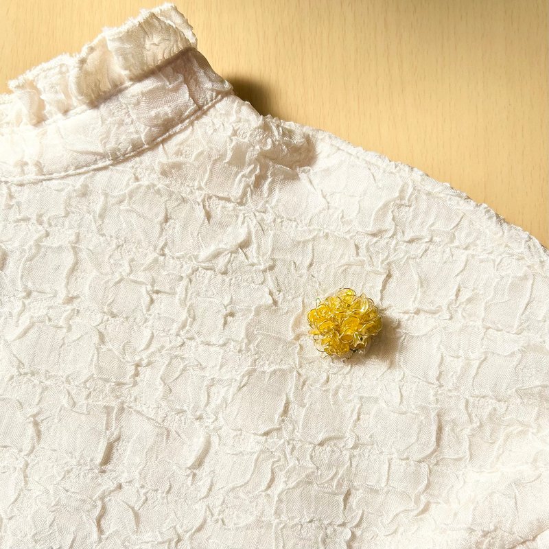 小ぶりのミモザのブローチ - ブローチ - プラスチック イエロー