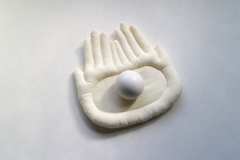 Palm-shaped storage mat for both hands/lily white - เข็มกลัด/พิน - งานปัก ขาว