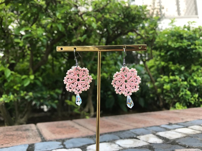 tatted lace crystal earrings(orange pink) / gift / Swarovski / earring clip - ต่างหู - ผ้าฝ้าย/ผ้าลินิน สึชมพู