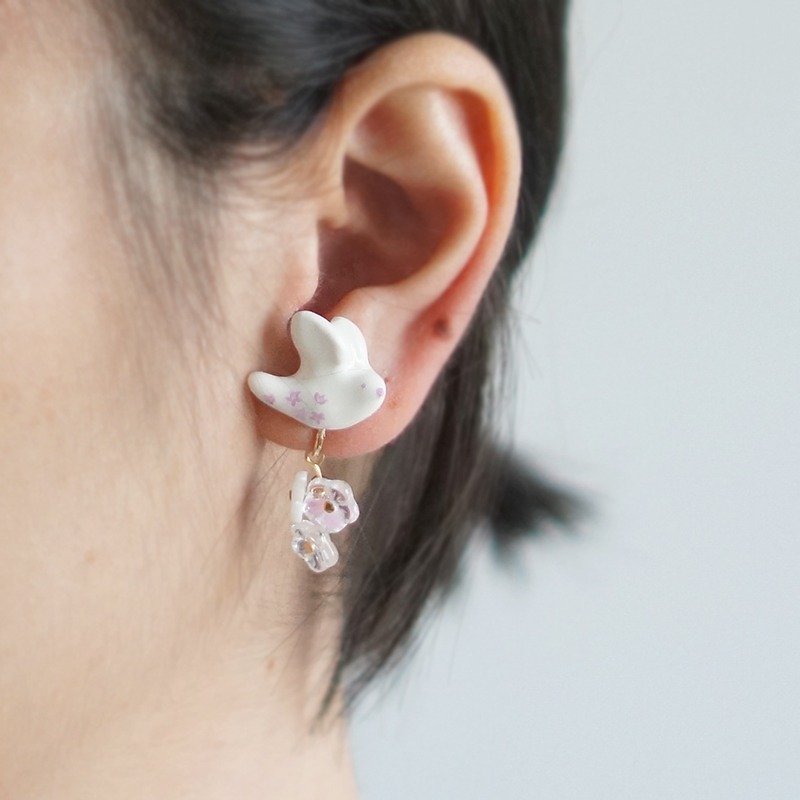 [Unicorn Forest] Flirt Wings Simple Platycodon Flower White Single Stud / Ear clip - Earrings & Clip-ons - Clay 
