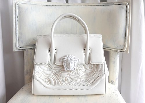 Travel Genius 中古店 意大利名牌Versace白色雕塑風美杜莎車花壓紋手提包斜跨包包手袋